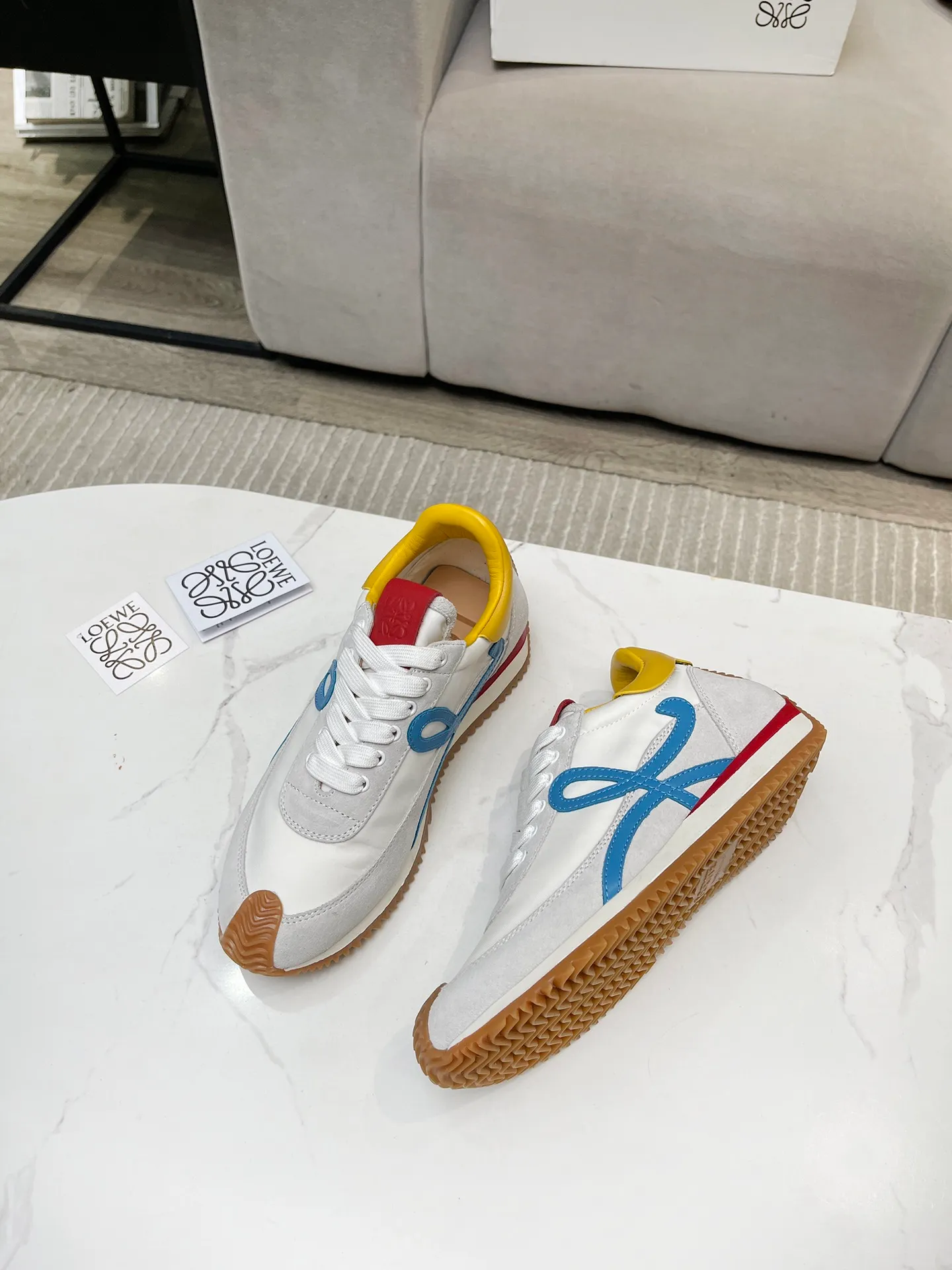👟👟Ex-factory price 520👟👟 Men's code +10 Women's model: 35--39 (customized code 40 for women), Men's model: 40--44 (customized code 45 for men), 🔥🔥Hot LOEWE 2024 latest inner color block moral training shoes Forrest Gump shoes super good-looking super versatile color block stitching upper Very high-end hidden inner vagina 4cm! The heel has a novel design, is soft and comfortable, and has an exclusive brand logo on the side. It will be rated as the most comfortable sneaker of the year and is a must-have for your shoe cabinet!  The upper is made of special original cowhide + original cloth imported from Australia. The cowhide insole / original private model is exclusively customized with a 1:1 outsole!  Complete set in original packaging.